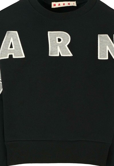 Felpa nera con grandi lettere ricamate "A", "R" e "N" in grigio, polsini e orlo a costine, texture di tessuto morbido, design a girocollo.