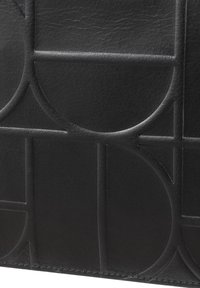 Portafoglio in pelle nera caratterizzato da un motivo geometrico di cerchi e linee, con una superficie liscia, cuciture rinforzate e un design pulito e minimalista.
