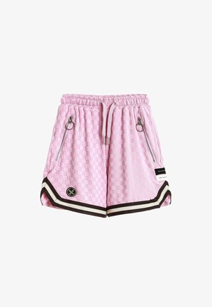 Pantalones cortos de cuadros rosas con cintura elástica, cordón, bolsillos delanteros con cremallera y tiradores en forma de anilla, y ribete a rayas negras y blancas en el dobladillo.