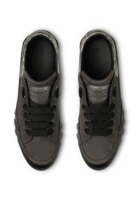 Sneaker in suede grigio con lacci neri e suole in gomma. Dettagli metallici lungo il collo e la linguetta. Design a punta arrotondata.
