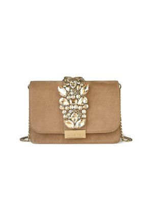 Clutch de ante en color tostado con un motivo floral joyado en la solapa, que cuenta con un cierre de metal en tono dorado y una correa de cadena removible.