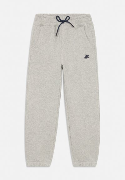 Pantaloni della tuta grigio chiaro con vita e polsini elastici, coulisse blu navy, tasche laterali e piccolo logo di tartaruga blu navy sulla coscia sinistra.