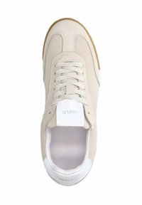 Beige Wildlederschuhe mit weißen Lederakzenten, runder Zehenform, Schnürdesign und gepolstertem Fußbett. Gummisohle mit strukturiertem Grip.