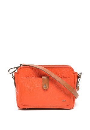 Oranje leren schoudertas met een gestructureerde afwerking, verstelbare bruine strap, voorvak en metalen accenten.