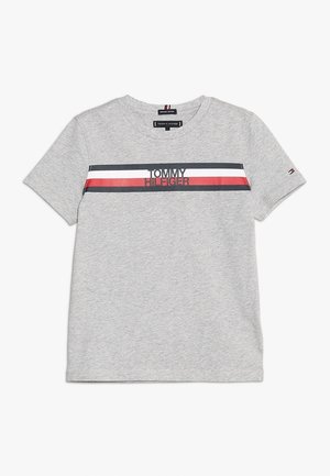 Grijze katoenen T-shirt met een horizontaal gestreept ontwerp in marineblauw, wit en rood, met de tekst "TOMMY HILFIGER" over de borst gedrukt.