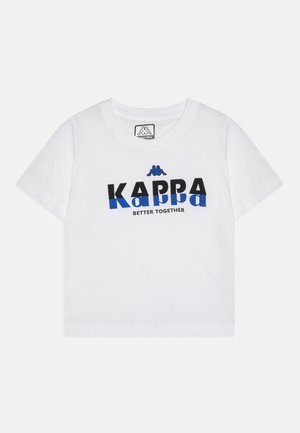 Fehér rövid ujjú póló fekete és kék „KAPPA” felirattal, valamint alatta a „BETTER TOGETHER” szlogennel, fölül a Kappa márka logójával.