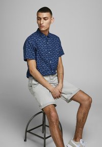 Jack & Jones JPSTBOWIE SOLID MID - Shorts - drizzle