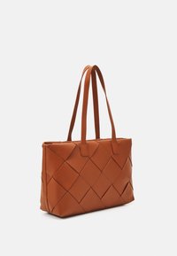 Brun vävd läder tote-väska med platta handtag, rektangulär form och en texturerad diamantmönster på ytan.