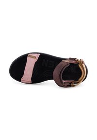 Brun och rosa tygsandal med justerbara remmar, texturerad gummisula och en slät ovandel. Har subtil branding på remmen.