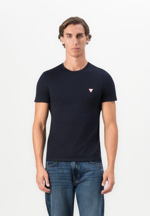 Marineblå kortærmet t-shirt lavet af blødt stof, med et lille rødt trekant-logo på venstre bryst. Klassisk crew neck design.