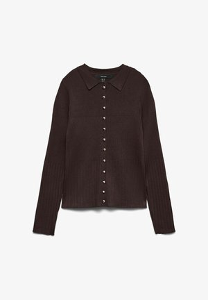 Cardigan marrón con canalé, con un cierre de botones en la parte delantera, cuello y botones plateados. Tiene mangas largas y un acabado texturizado.