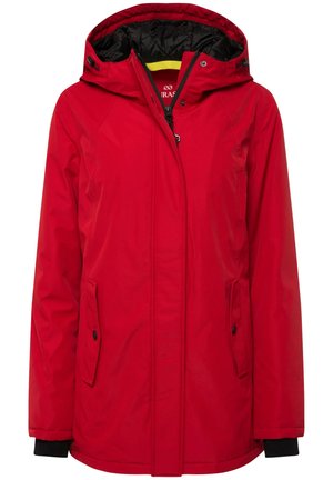 Chaqueta impermeable roja con forro acolchado negro, capucha, cremallera frontal y bolsillos laterales con botones a presión. Incluye puños ajustables.