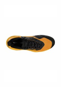 Orangene und schwarze Sportschuh mit Obermaterial aus Mesh, schwarzen Schnürsenkeln und strukturiertem Sohlenprofil, von oben betrachtet. Y-3-Branding auf der Innensohle und der Zunge sichtbar.