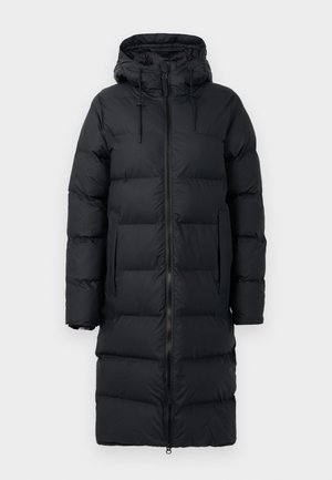 Manteau long noir matelassé avec une capuche, présentant un zip à l'avant, des cordons élastiques et deux poches latérales. Tissu lisse avec un motif matelassé en losanges.