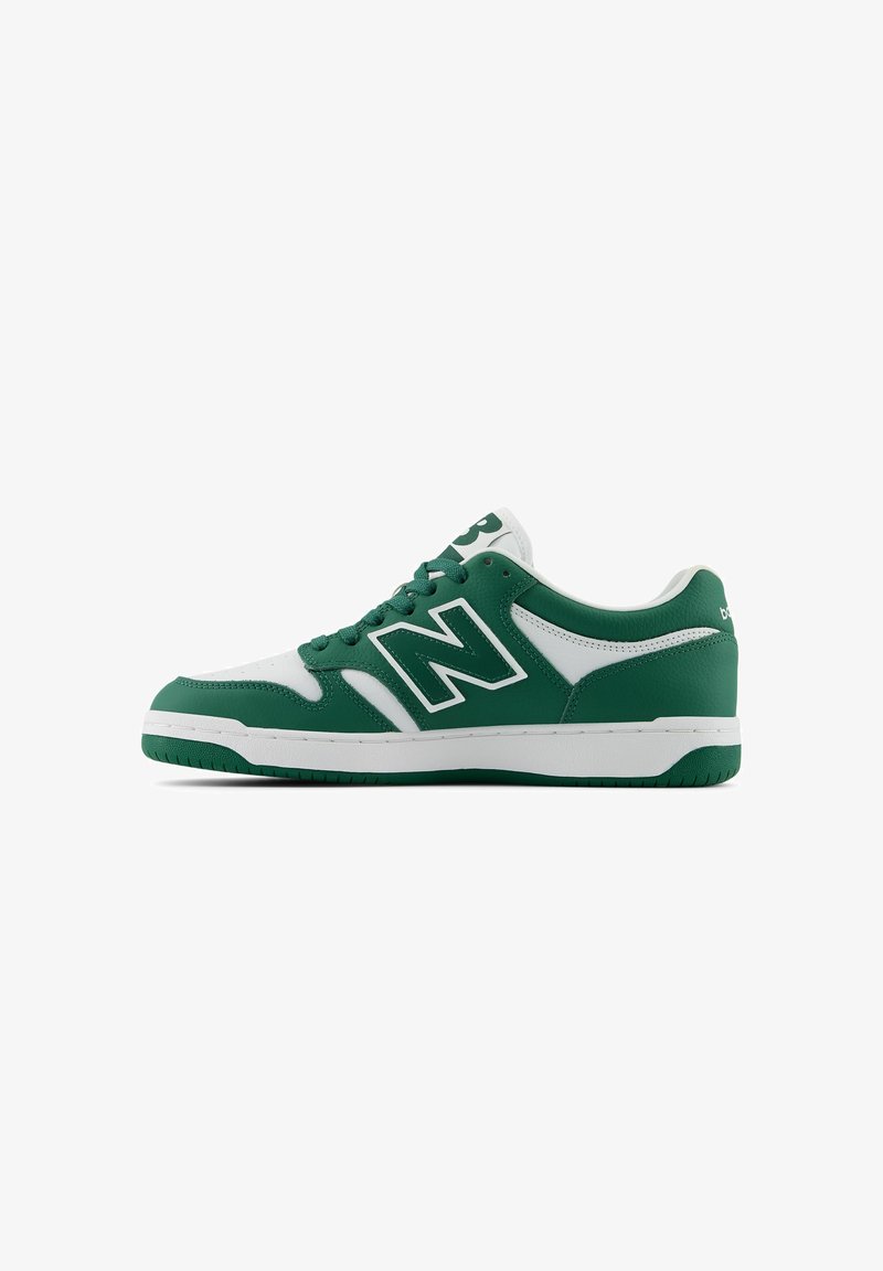 Baskets vertes et blanches avec une finition en cuir lisse, arborant un logo "N" vert proéminent, des accents texturés et une semelle en caoutchouc.