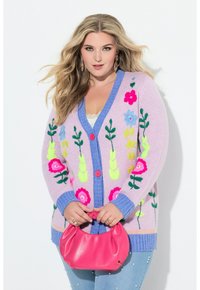 Jasnoróżowy kardigan z haftem kwiatowym w kolorach zielonym, żółtym i różowym. Posiada niebieski kołnierz i guziki, w zestawie z różową torebką.
