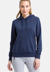 Dunkelblaues Hoodie aus weichem Material mit einer Fronttasche, Kapuze mit Kordelzug und dezentem Logo auf der Brust. An den Bündchen und am Saum enganliegend.