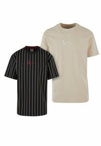Du t-shirtai: vienas juodas su baltomis vertikaliomis dryžiais ir raudona logo, kitas smėlinis su balta logo. Abu trumpomis rankovėmis ir apvalia kaklo iškirpte.