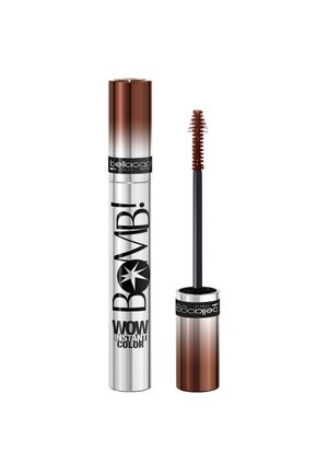 Tubetto di mascara con tappo sfumato marrone con etichetta "BOMBi WOW Instant Color" e applicatore per mascara marrone abbinato accanto.