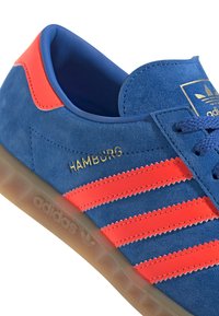 adidas Originals HAMBURG - Sporta apavi - bluebird/solar orange/gum