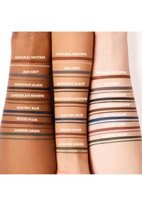 Trzy ramiona prezentują próbki odcieni makijażu, w tym Natural Neutral, Ash Grey, Midnight Black i Electric Blue, na różnych odcieniach skóry.