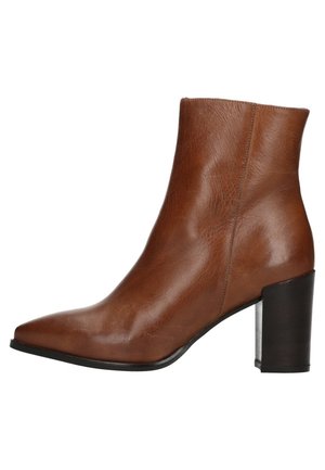 Bottine en cuir marron avec bout pointu et talon carré, texture lisse et détail de couture latérale.
