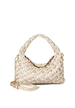 Sac à main tissé beige et blanc avec une poignée tressée, un rabat pliant, une chaîne en or et une bandoulière amovible sur fond blanc.
