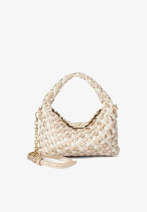 Bolso tejido en beige y blanco con asa trenzada, solapa con cierre, cadena dorada y correa de hombro desmontable sobre un fondo blanco.