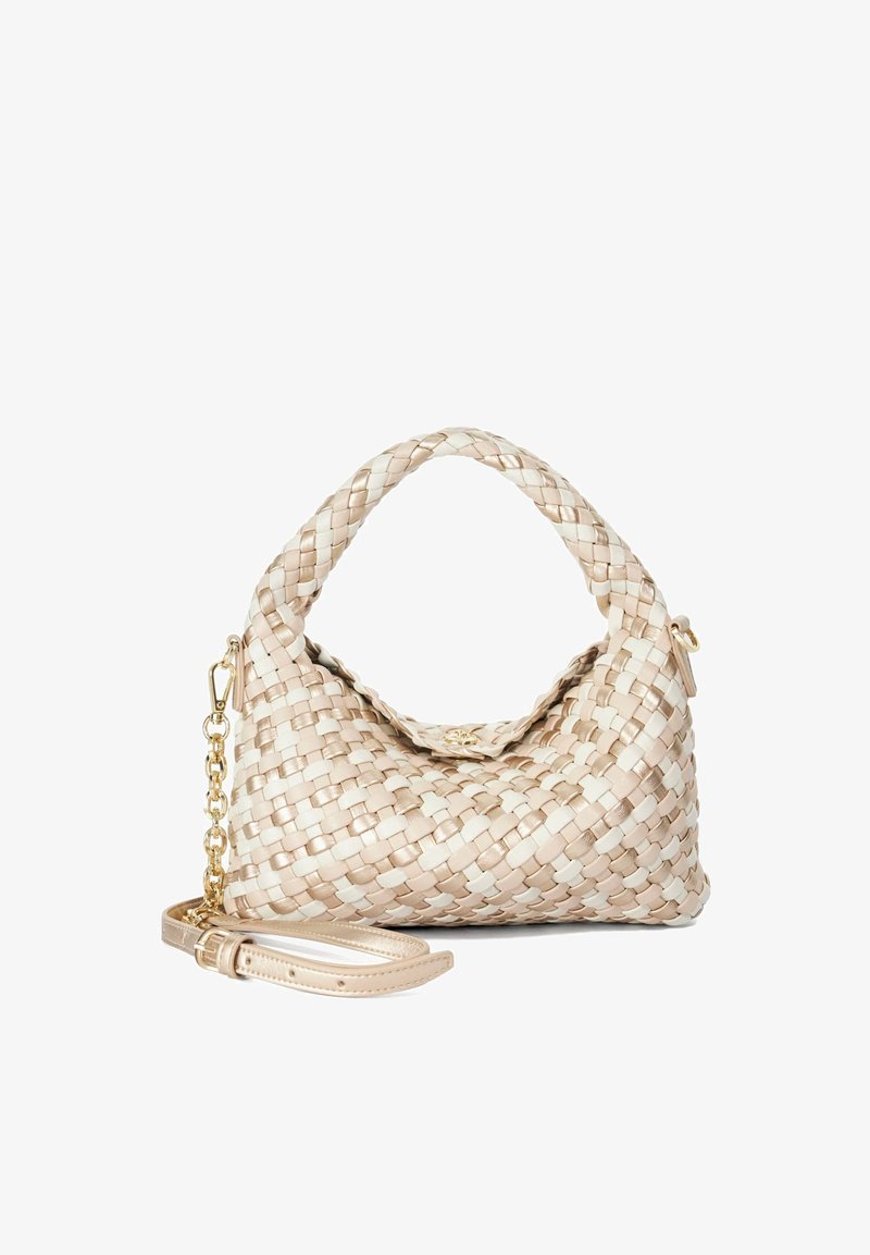 Sac à main tissé beige et blanc avec une poignée tressée, un rabat pliant, une chaîne en or et une bandoulière amovible sur fond blanc.