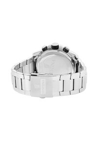 Montre chronographe en acier inoxydable avec trois boutons poussoirs noirs, bracelet en maillons argentés et un boîtier rond avec un dos métallique lisse.
