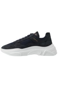 Sneaker da uomo blu navy con parte superiore in rete e suede, suola spessa bianca e lettering dorato "CPHGN" sul lato.