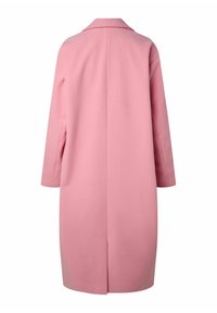 Long manteau rose pour femme vu de dos avec une couture centrale et un col simple sur fond blanc.