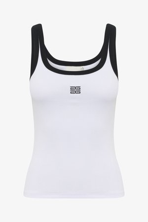 Bela rebrasta majica bez rukavov z okroglim izrezom in črnimi robovi. Na sprednji strani je središčno postavljen logotip. Tkanina se zdi mehka in prilegajoča.