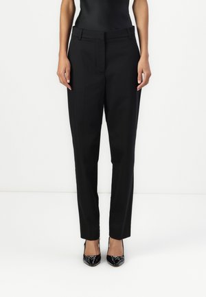Svarte skreddersydde bukser med flat front, to sidelommer og en slim fit-design. Laget av et glatt stoff med en subtil glans.