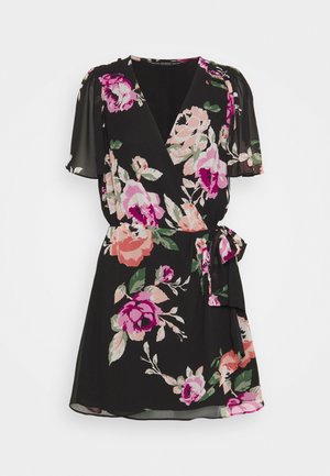 Sort slå-om-kjole med blomsterprint i pink, fersken og hvid, korte flagrende ærmer og bindebåndslukning i taljen.