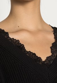 LASCANA Stickad tröja - black