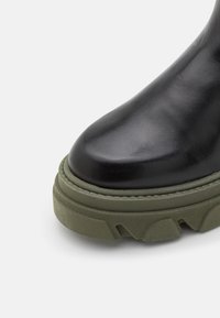Pavement BEATRICE - Botas de plataforma - black/green
