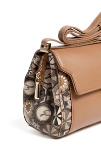 Braune Lederhandtasche mit einem seitlichen Panel im geometrischen Muster, ausgestattet mit einem goldenen Reißverschluss und Akzenten sowie einer glatten Textur. Design mit Klappenverschluss.