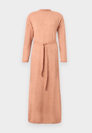 Robe en tricot pêche à manches longues, longueur genou avec encolure ronde et ceinture en tissu nouée à la taille, sur fond uni.