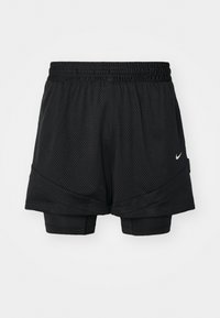 Los pantalones cortos deportivos negros cuentan con una capa exterior de malla y pantalones cortos interiores ajustados. La cinturilla es elástica y hay un pequeño detalle del logo en blanco.
