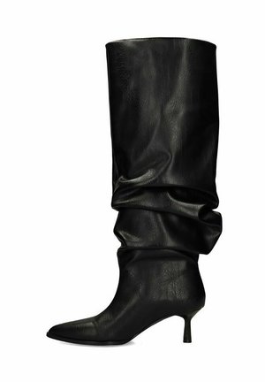 Zwarte, slappe leren kniehoge laars met puntige neus en dunne kittenhak.