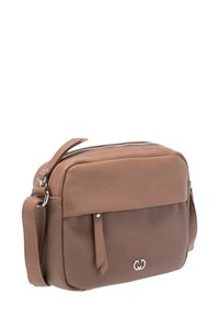 Borsa a tracolla compatta marrone con tasca frontale con zip, tracolla regolabile e logo doppio G in argento su pannelli in materiale testurizzato e liscio.