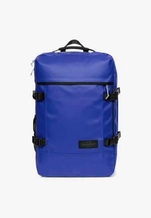 Niebieski plecak wykonany z trwałego materiału, z czarnymi akcentami i klamrami, z górnym uchwytem i kieszeniami zapinanymi na zamek.