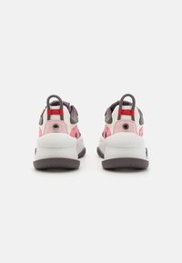 Zapatillas rosas y grises con una suela blanca, que presentan un respaldo texturizado, una lengüeta de agarre y paneles de material superpuestos para un mayor soporte.