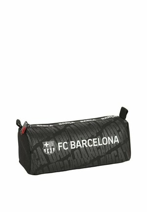 Czarny piórnik FC Barcelona z logo i powtarzającym się wzorem tekstu, zamknięciem na zamek oraz materiałowymi pętlami na obu końcach.