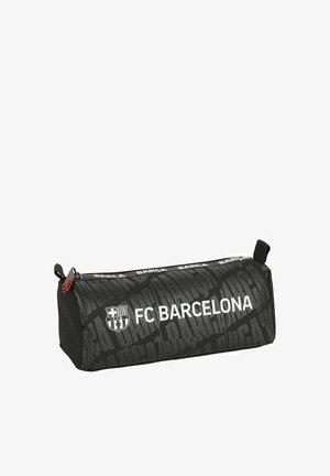Czarny piórnik FC Barcelona z logo i powtarzającym się wzorem tekstu, zamknięciem na zamek oraz materiałowymi pętlami na obu końcach.