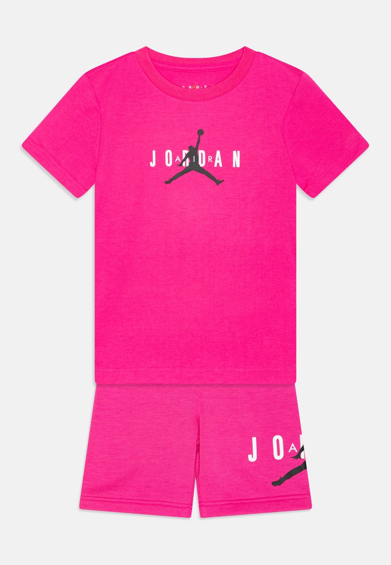 Roosa puuvillane T-särk ja lühikesed püksid. Särgil on must Jordan'i logo ja tekst; pükstel on valge logo. Siledat tekstuuri, tavaline lõige.