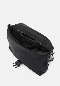 Borsa a spalla in pelle nera con scomparto principale con zip, tasca interna e tracolla regolabile. Texture liscia e design minimalista.