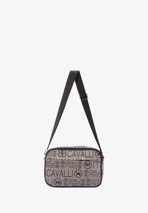 Borsa a tracolla in tessuto grigio a fantasia con branding nero. Caratterizzata da un design elegante, tracolla regolabile e dettagli in metallo dorato.