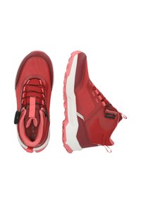 Punaiset ja vaaleanpunaiset vaelluskengät, joissa on yhdistelmä verkkomateriaaleja ja synteettisiä materiaaleja, paksu pohja, teksturoidut yksityiskohdat ja nopea nauhoitusjärjestelmä.